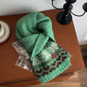Écharpe d'hiver tricotée en jacquard style forêt avec de jolis motifs de flocons.