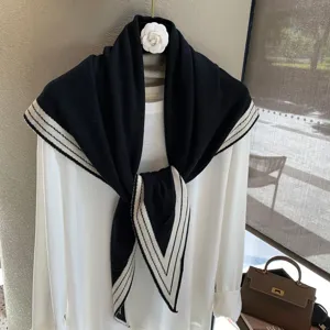 Bufanda triangular negra de punto con rayas, chal versátil y calentador de cuello elegante.