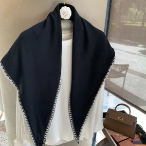 Pañuelo triangular de punto negro con ribete jacquard, chal elegante y calentador de cuello.