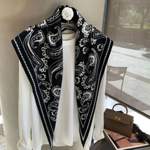 Bufanda triangular de punto en blanco y negro con paisley, chal de invierno versátil y elegante.