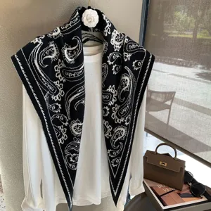 Bufanda triangular de punto en blanco y negro chal elegante cálido invierno moda acogedor