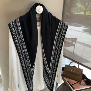 Bufanda triangular de punto negro y blanco para mujer, calentador de cuello de invierno.