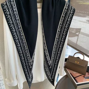 Bufanda triangular de punto negro y blanco chal jacquard versátil cálido calentador de cuello