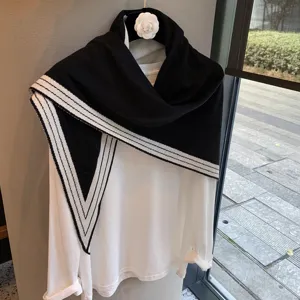 Bufanda triangular de punto negro y blanco elegante chal calido para el invierno.