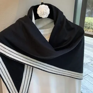 Bufanda triangular de punto negro y blanco estilo coreano chal cálido de invierno.