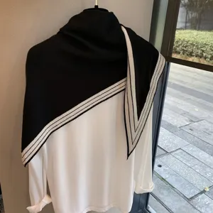 Bufanda triangular de punto negro y blanco estilo coreano chal cálido otoño invierno