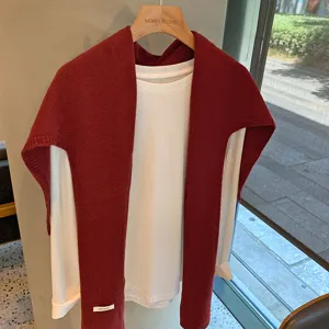 Cómodo chal bufanda de lana roja combinado con camiseta de manga larga para invierno.