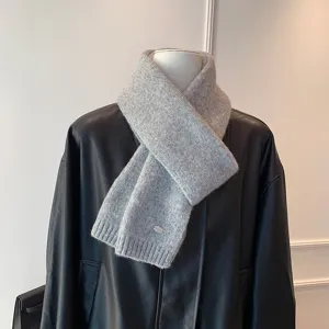 Bufanda de punto gris de invierno en detalle con textura suave y calidez muy acogedora