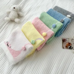 Morbidissimo scaldacollo in maglia con grazioso motivo di gatto e soffice pompon per inverno