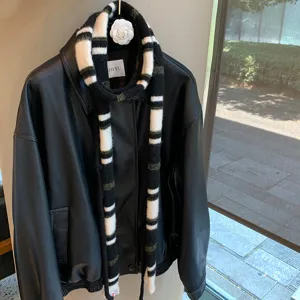 Knitted narrow stripe wool scarf for women, stylish niche design winter fashion warm scarf.