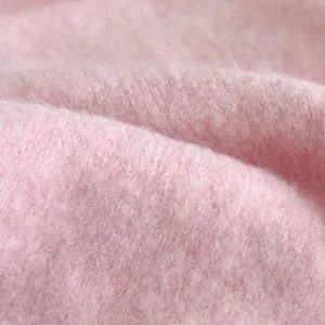 Dettaglio sciarpa in maglia rosa morbido, scaldacollo invernale accogliente stile dolce.