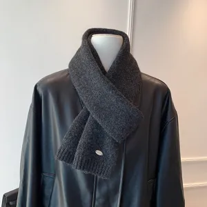 Detalle de bufanda de invierno de punto grueso gris oscuro, cuello cálido y suave para días fríos.