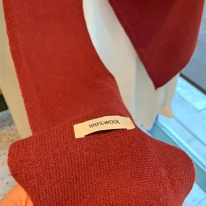 Primer plano de lujoso chal bufanda de lana roja tejida, suave textura de invierno.