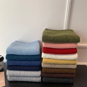 Bufanda de invierno tejida gruesa y cálida en varios colores, cuello suave y cómodo.