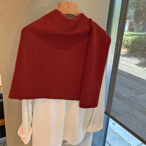 Acogedor chal de punto rojo combinado con camisa blanca, estilo otoño invierno casual.