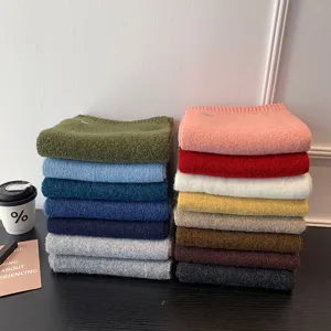 Detalles en primer plano de bufandas de invierno de punto suave y grueso, cálidas y muy acogedoras.