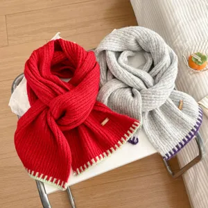 Bufanda de punto suave para hombres y mujeres con bordes de color. Cálida y muy cómoda para invierno.