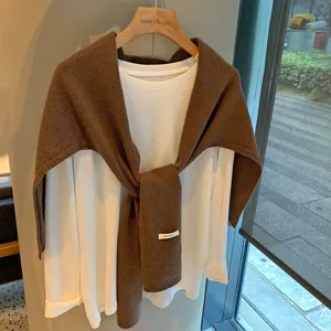 Otoño invierno bufanda chal de lana con camiseta blanca conjunto casual chic top