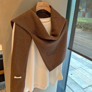 Detalle de bufanda de punto de lana marrón, chal de invierno irregular elegante, estilo chic.