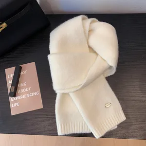 Bufanda de invierno de punto grueso en blanco, calentador de cuello suave para mujer.