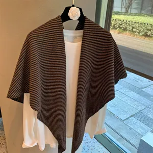 Elegante chal triangular de punto a rayas marrones, capa de mezcla de lana acogedora otoño.