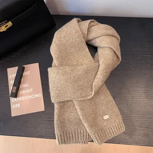Bufanda de invierno de punto grueso en elegante color kaki, cuello suave y cálido para mujer y hombre.