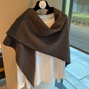 Elegante chal triangular de lana de punto a rayas, capa retro acogedora de otoño para mujer.