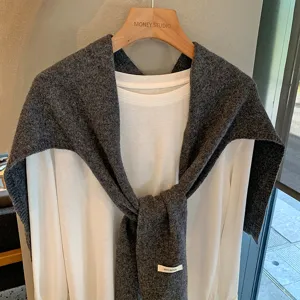 Bufanda chal de lana gris oscuro combinada con top de manga larga, estilo casual y elegante.