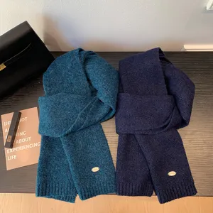 Detalle de bufanda de punto suave con textura rica, calidez invernal, tonos azules elegantes.