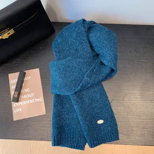 Bufanda de punto de invierno gruesa en azul oscuro, textura suave, accesorio de moda cálido.