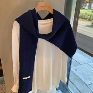 Chal bufanda de lana azul marino con camiseta blanca de manga larga, estilo otoño casual cómodo.