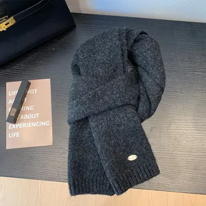 Bufanda de invierno de punto gris oscuro, calentador de cuello suave y cálido para días fríos.
