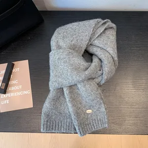 Bufanda de invierno de punto grueso gris, detalle de bufanda suave y cálida, cuello.