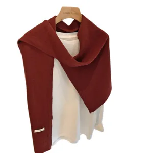 Chal de lana acogedor combinado con camiseta blanca, accesorio de invierno elegante.