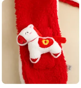 Écharpe en peluche rouge pour enfants col chaud d'hiver avec détail de jouet cheval blanc.