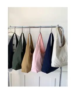 Casual large capacity canvas shoulder tote bag for women, retro commuter shopping bag.