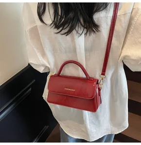 Sac bandoulière vintage en cuir vernis rouge pour femme, petit sac à main élégant.