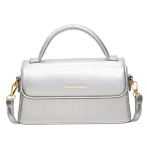 Sac bandoulière rétro argenté avec poignée et détails dorés, sac à main femme tendance été.
