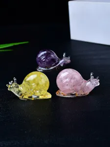 Kristall Schnecke Detailaufnahme, bunte Edelstein Harz Handwerk Figur Schreibtisch Deko.