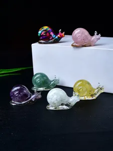 Detailaufnahme von bunten Kristallsplitter Schnecke Harz Figur, süße Schreibtisch Deko.