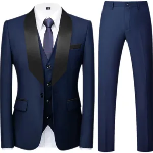 Vista dettagliata di abito blu da uomo a tre pezzi con giacca a collo scialle nero e pantaloni.