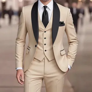 Vista dettagliata del completo da uomo beige a tre pezzi con collo sciallato nero per matrimoni.