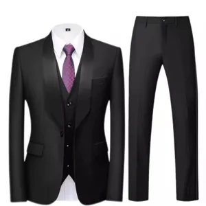 Completo elegante uomo slim 3 pezzi da lavoro con colletto a scialle, blazer, gilet e cravatta.