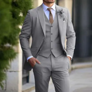 Abito da uomo grigio a tre pezzi, completo elegante e slim per matrimoni ed eventi speciali.