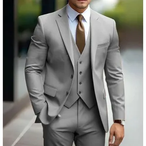 Vista dettagliata dell'elegante abito da uomo grigio a tre pezzi con gilet sartoriale.