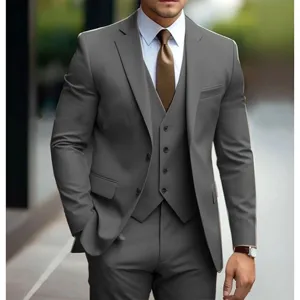 Dettaglio dell'abito classico da uomo a tre pezzi in grigio con gilet e pantaloni.