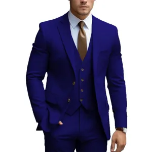 Dettagli dell'abito da uomo tre pezzi blu royal con giacca, gilet e pantaloni eleganti.