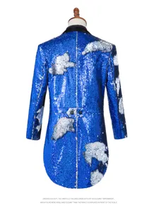 Detalle trasero de frac de lentejuelas azules, chaqueta de actuación brillante con patrones de nubes.