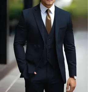 Dettaglio abito tre pezzi blu scuro uomo, giacca gilet pantaloni cravatta elegante.