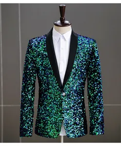 Primo piano dettaglio blazer di paillettes da uomo con tessuto verde e blu lucido brillante.